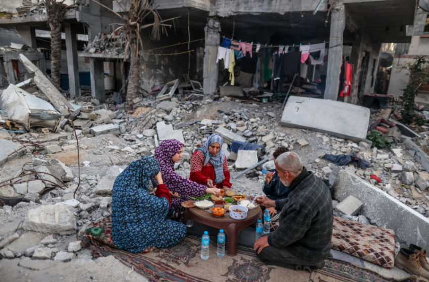  [ФОТО] Рамазан во Газа: Уништени домови, но не и духот – Палестинците ифтарат на урнатини