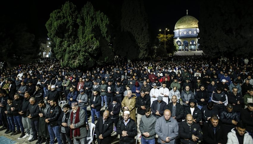  Најмалку 35.000 муслимани на терави молитва во Ал Акса и покрај израелските ограничувања