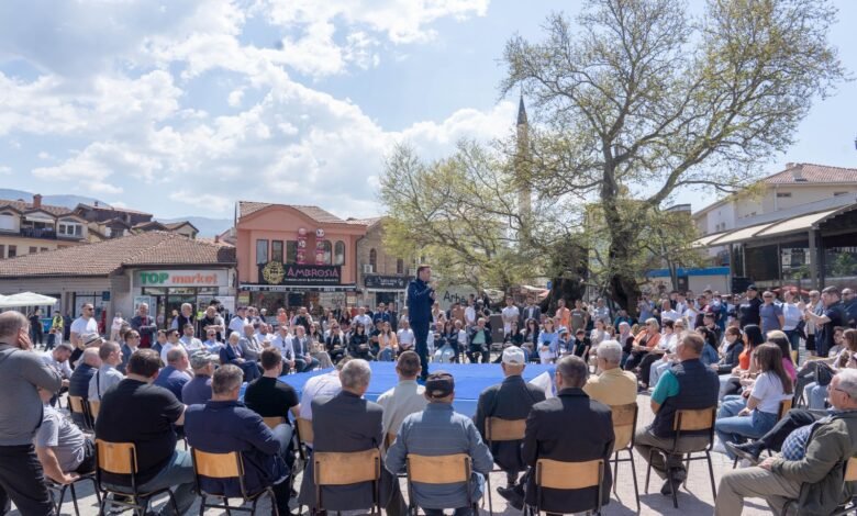  Бујар Османи, оствари средби со жителите на Охрид