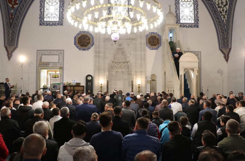  Муслиманите по повод Рамазан Бајрам ги исполнија џамиите во Северна Македонија, Албанија и Косово