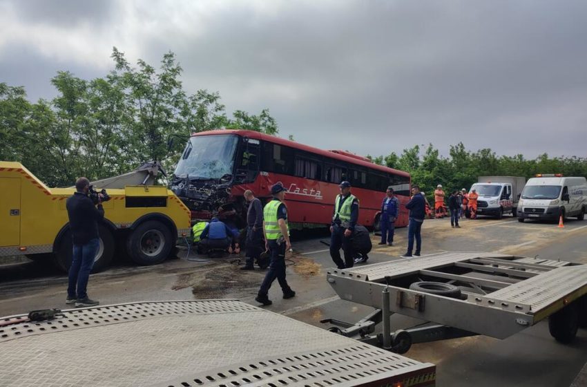  Еден загинат, над 40 повредени во сообраќајна несреќа во Србија