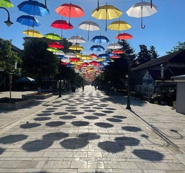  Шеталиштето во Струга украсено со колоритни чадори