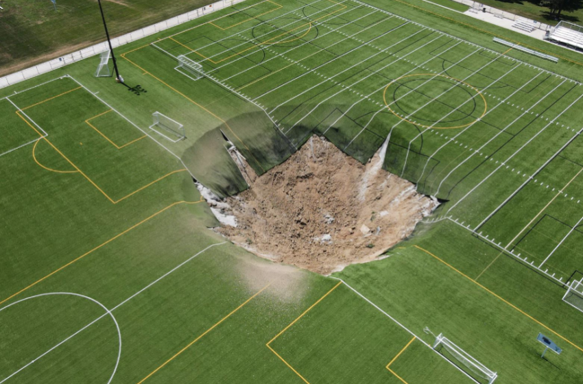  [ВИДЕО] Голема дупка проголта фудбалско игралиште: „Изгледа како да експлодирала бомба“