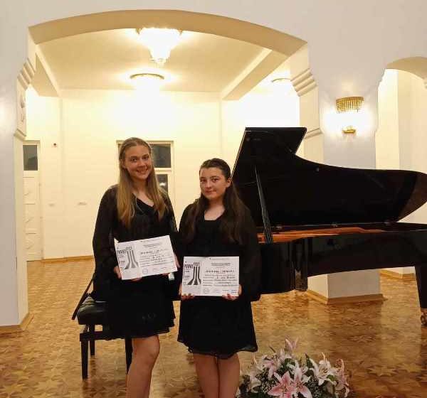 Флејтистките Михаела Влајнкиноска и Сара Тололеска од ООМУ-Струга освоија трета награда на Интернационалниот натпревар ,,ПијаноФест” 