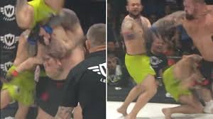 Неверојатна сцена: Еден од најсилните луѓе во светот нокаутира двајца борци