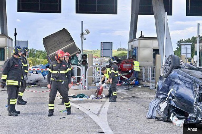  Страшна сообраќајка во Италија: Автомобил се заби во патарина, има загинати (ФОТО)