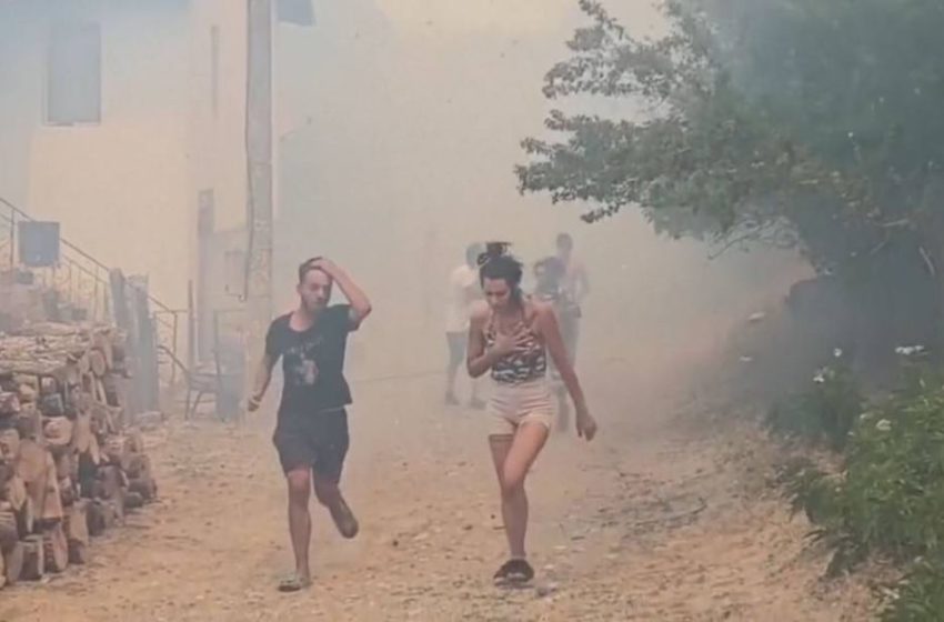  (видео)Жителите на бугарското село Воден бегаат од огнот кој ги зафати куќите