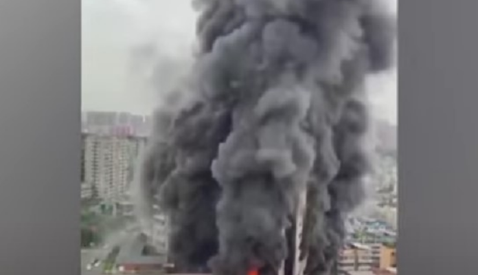 ВИДЕО Пожар го зафати трговскиот центар, најмалку 16 лица загинаа
