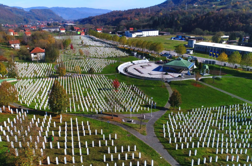  Илјадници луѓе пристигнаа во Сребреница на комеморацијата на жртвите