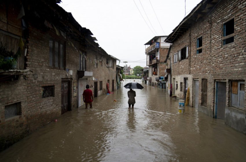  Најмалку 59 загинати и 44 исчезнати во поплавите во Непал