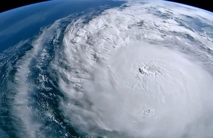  Рибари во Мексико се соочија со ураганот Милтон, снимката е застрашувачка