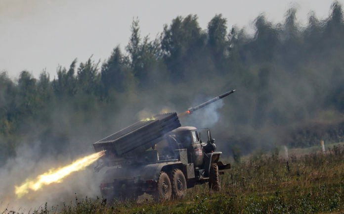  Три лица, меѓу кои и едно дете, загинаа во рускиот напад врз украинскиот регион Чернихив