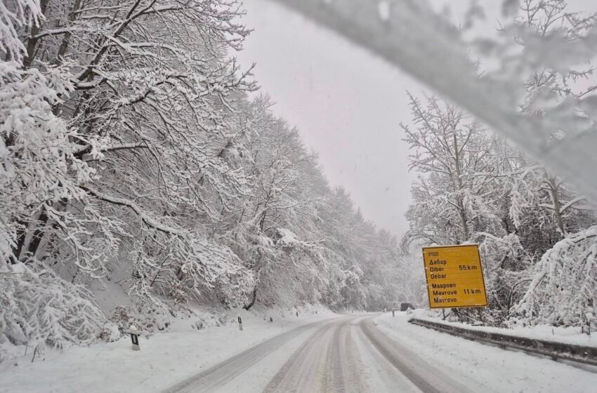  Спасувачка акција на Маврово: Заглавен автомобил со фамилија со две мали деца