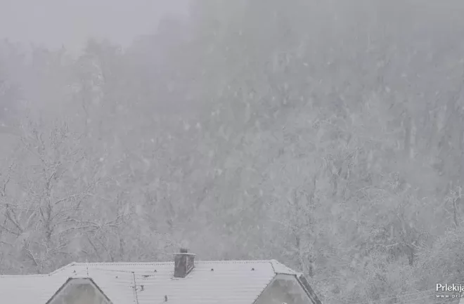  УХМР НАЈАВУВА ВЛАЖЕН БРАН: Утре попладне и в четврток врнежи од снег во планинските региони, а дожд и снег на повисоките места
