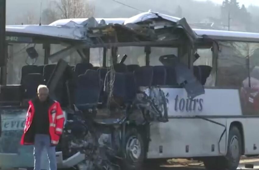  Директен судир на два автобуси кај Белград, двајца загинати, десетици повредени