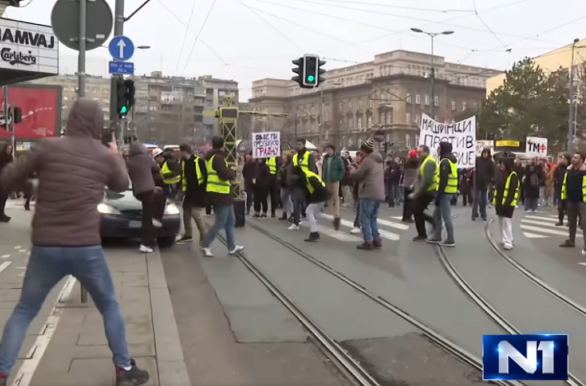  (ВОЗНЕМИРУВАЧКО ВИДЕО)Автомобил во Белград УДРИЛ ВО СТУДЕНТКА И ЈА НОСЕЛ НА ПОКРИВ