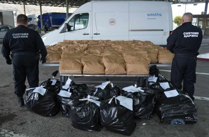  ДИРЕКТОРИТЕ НА ЦАРИНА И БЈБ: СУЗБИЕН МЕЃУНАРОДЕН КАНАЛ ЗА ШВЕРЦ НА ДРОГА, ЗАПЛЕНЕТИ 188,6 КИЛОГРАМИ МАРИХУАНА