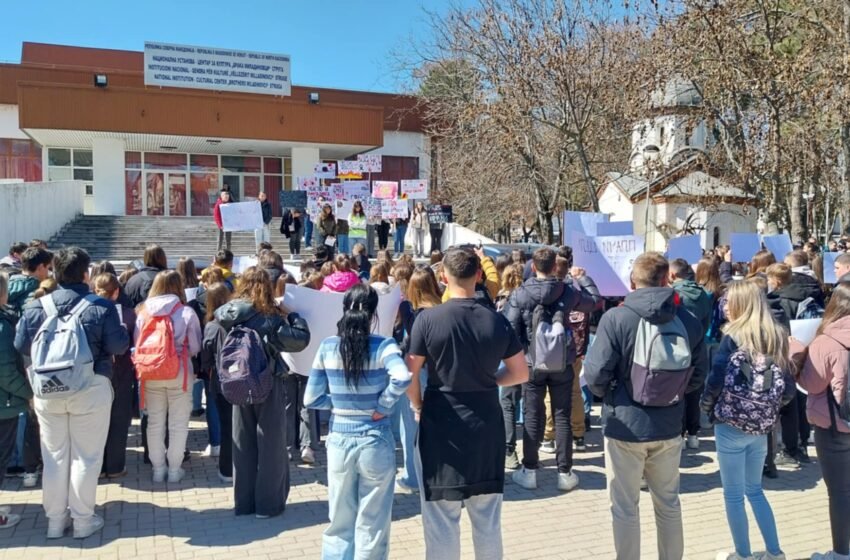  Средношколците од Струга бараат промени на системот, да се спречи корупцијата и немили настани во иднина