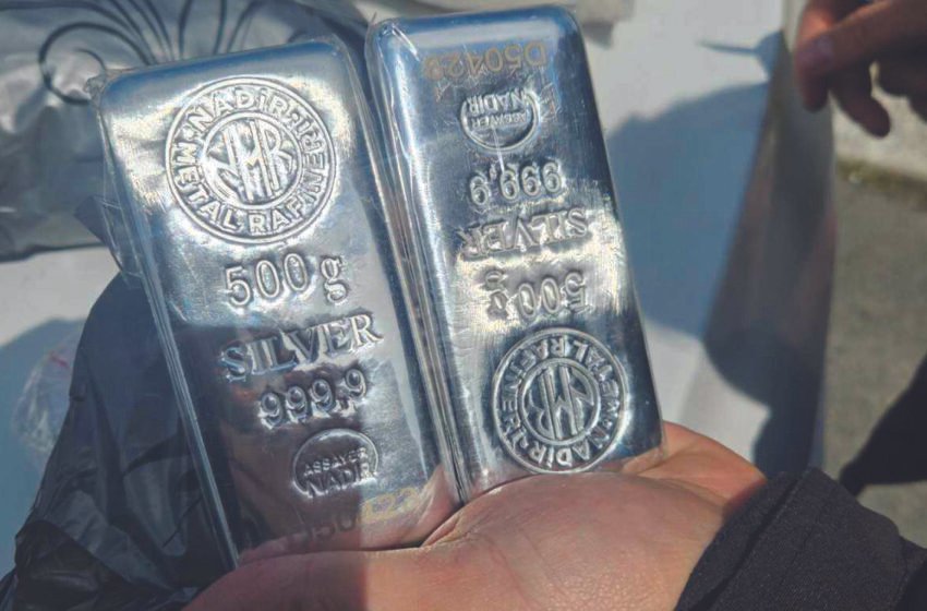 Царинска управа: Спречен обид за криумчарење 6,4 килограми сребро
