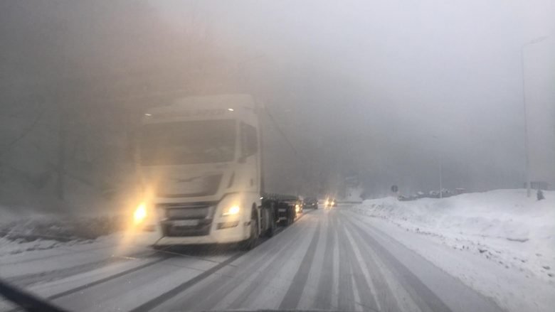  Камион излета од патот Струга-Ќафасан, сообраќајот е блокиран