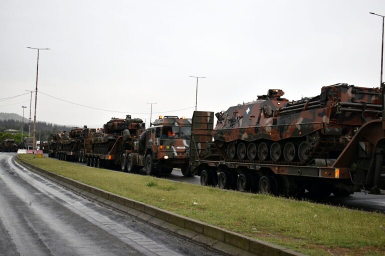  [ФОТО] Тенкови и хеликоптери од САД и од Грција пристигнаа на Криволак за најголемата воена вежба годинава