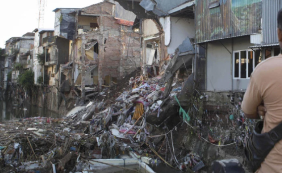  Бројот на жртви во поплавите на Бали се искачи на 18, а две лица се водат како исчезнати