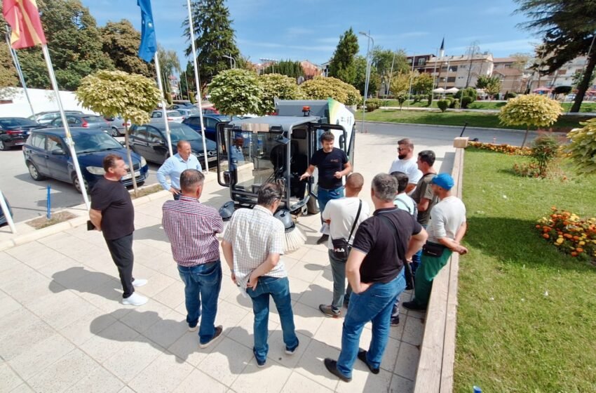  Општина Струга доби нова машина за чистење улици