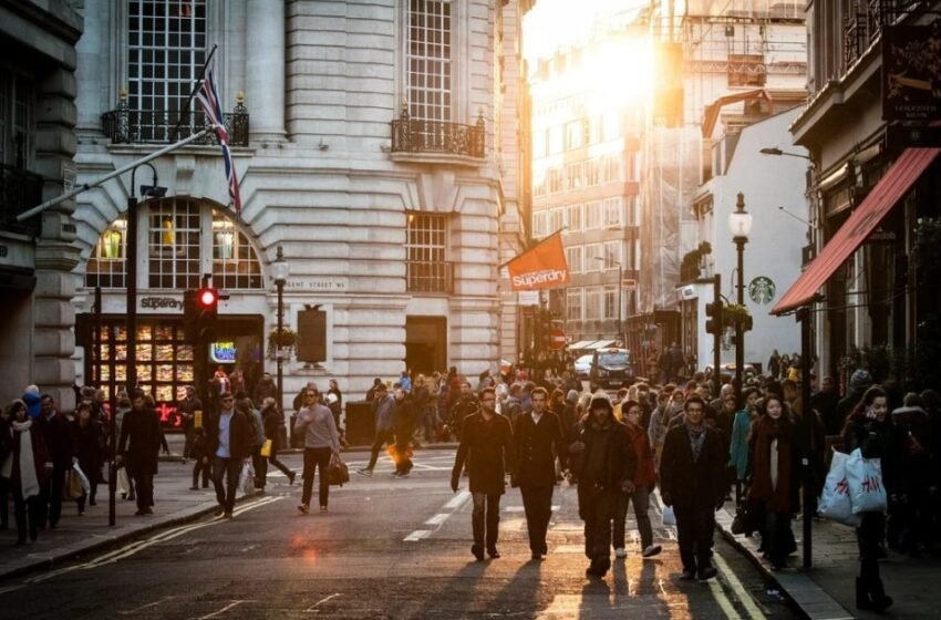  Англија: Уапсени три лица под сомнение дека помагале на руската разузнавачка служба