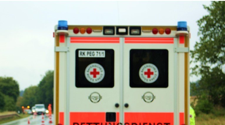  Шест лица, меѓу кои и едно дете, загинаа во судир на автомобил и воз во Узбекистан