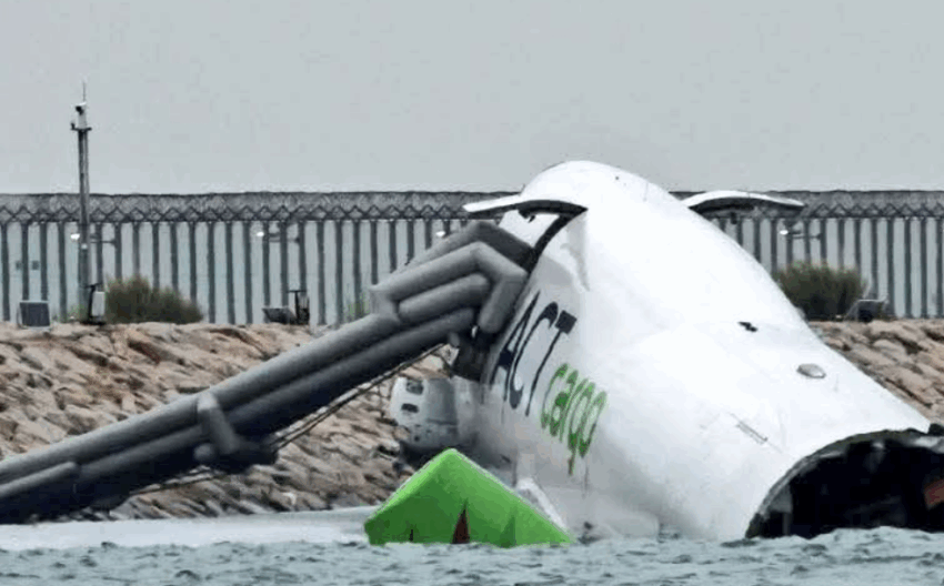  Авион излета од писта и падна во море во Хонгконг, две лица загинаа