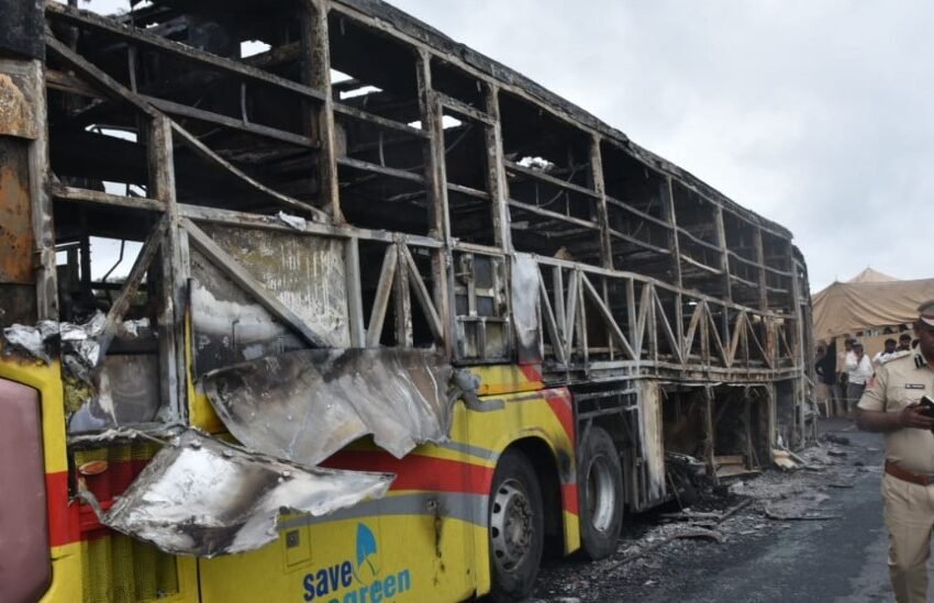  ВИДЕО Страшна несреќа во Индија: Автобус се запалил после судар, најмалку 25 загинати