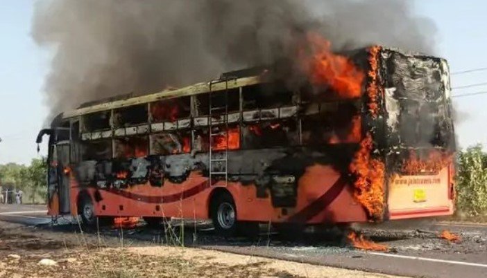  Се запали автобус во Индија, загинаа најмалку 19 лица