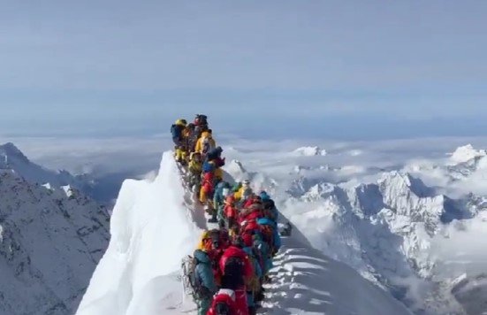  Стотици алпинисти спасени од Монт Еверест