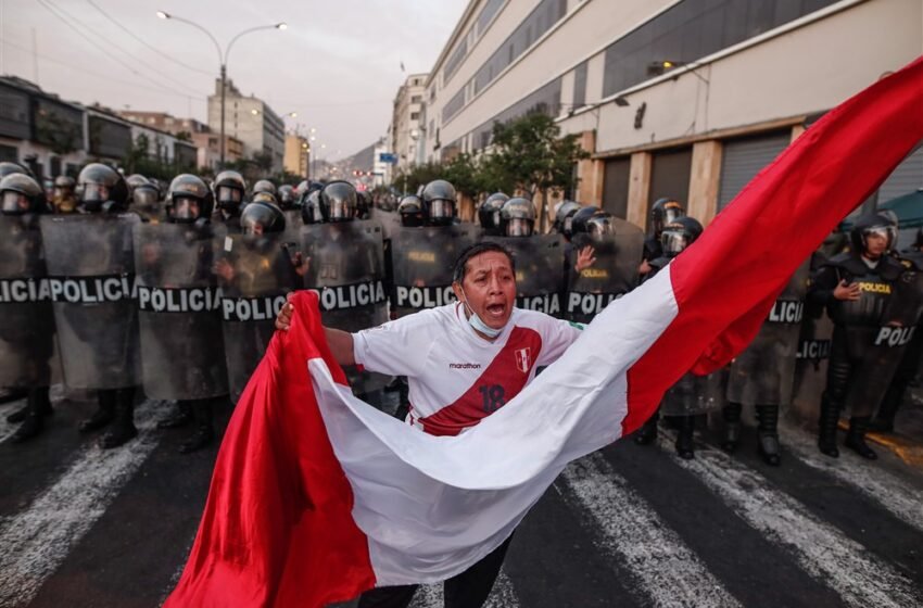  Перу прогласи вонредна состојба, војската излегува на улиците