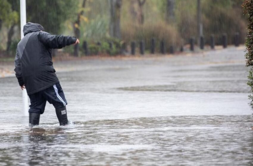 Силни поплави го погодија централен Виетнам, туристите евакуирани со брод