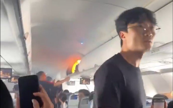  ВИДЕО: Драма на небото: Изби пожар во авион на 10.000 метри!