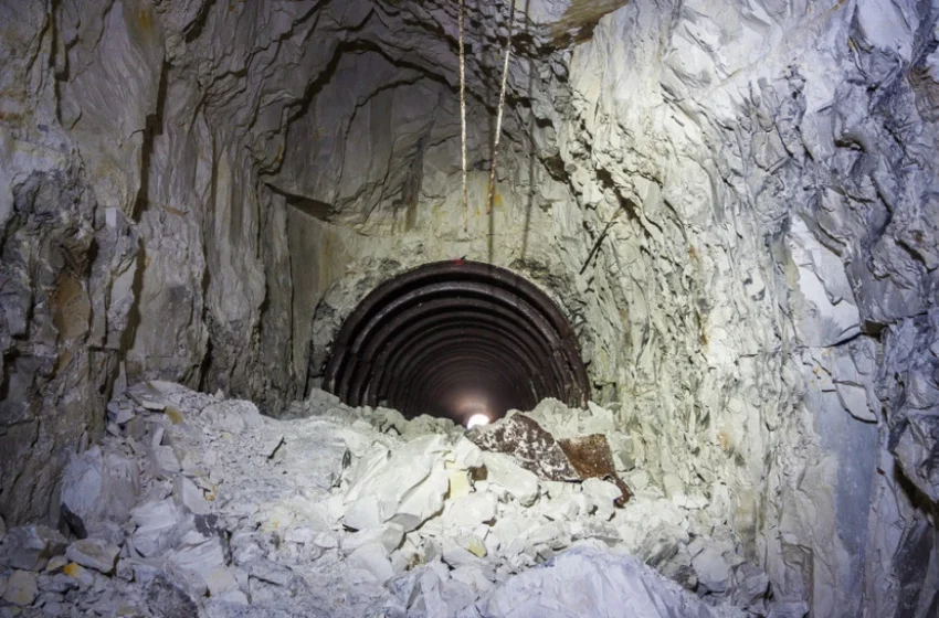  Седум работници загинаа во рудник во Индонезија