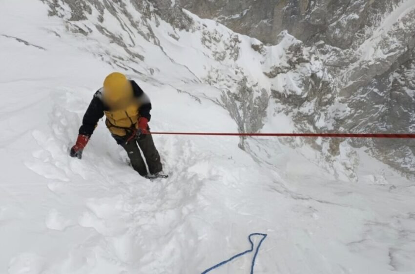  Спасувачка акција во Словенија: Лавина затрупа тројца планинари