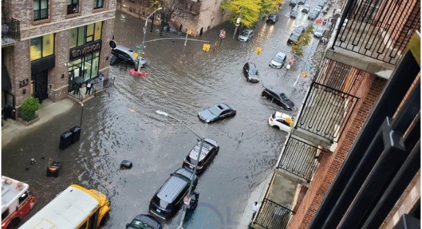  ВИДЕО: Силно невреме го погоди Њујорк, има загинати