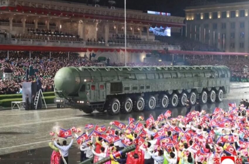  Северна Кореја претстави нова интерконтинентална ракета на воена парада