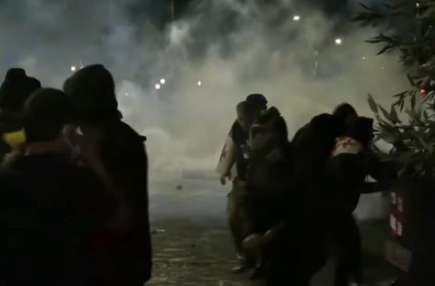  Ескалација на протестите во Грузија: Демонстрантите го нападнаа дворот на претседателската палата во Тбилиси