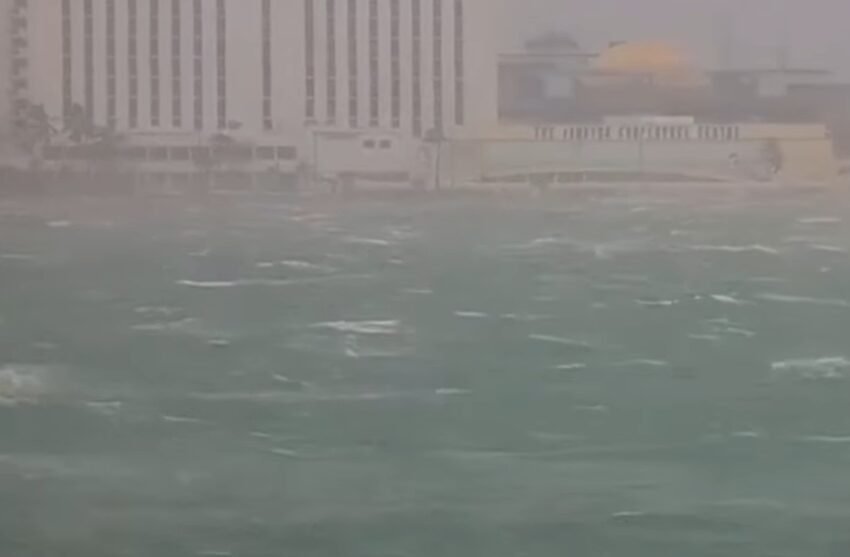  ВИДЕО Ураганот се приближува кон Јамајка: „Ова е последна шанса да ги заштитите вашите животи!“