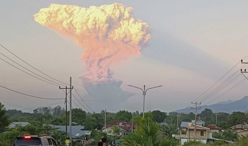  ВИДЕО: Еруптираше вулкан во Индонезија, снимките се застрашувачки – евакуирани жители, затворен аеродром…