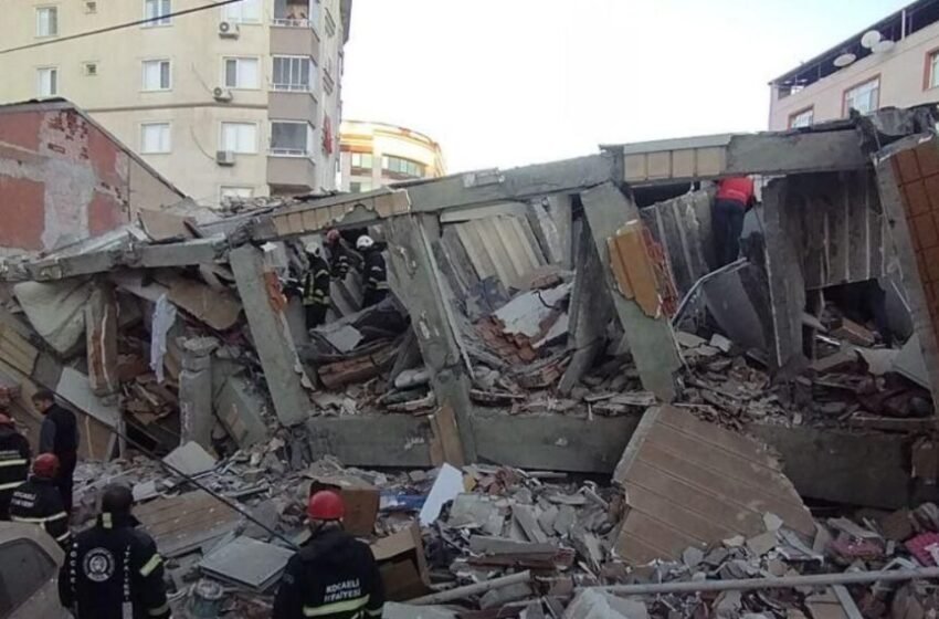  Трагедија во Турција: Се урна зграда во Истанбул, има заробено луѓе под урнатините