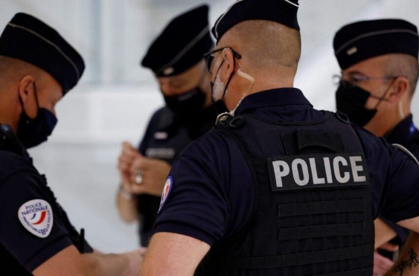  Француската полиција совлада маж со нож на железничката станица во Париз: „Се слушна барем еден истрел“