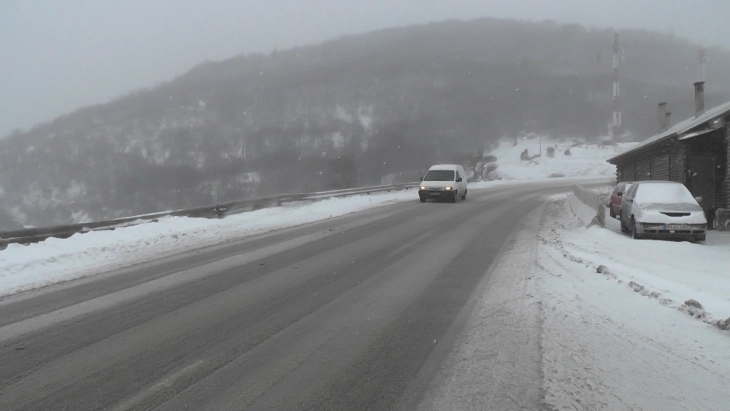  Снегот направи хаос во Србија: Затрупан автопатот „Милош Велики“, сообраќајот во прекин