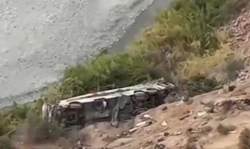  Трагедија во Перу: Автобус падна во провалија, најмалку 37 загинати