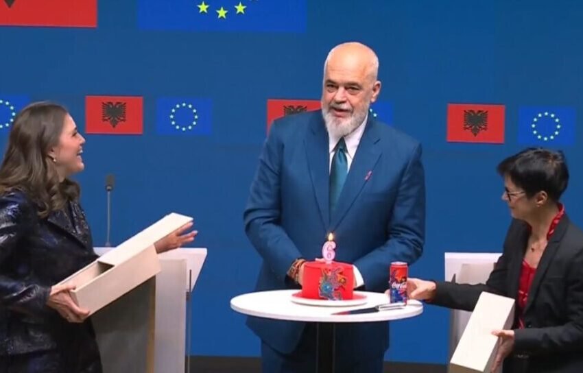  Торта и пофалби во Брисел, Албанија го прослави отворањето на сите ЕУ поглавја
