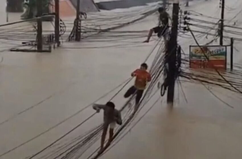  ВИДЕО Сцени од ужасни поплави во Азија: Најмалку 161 загинати