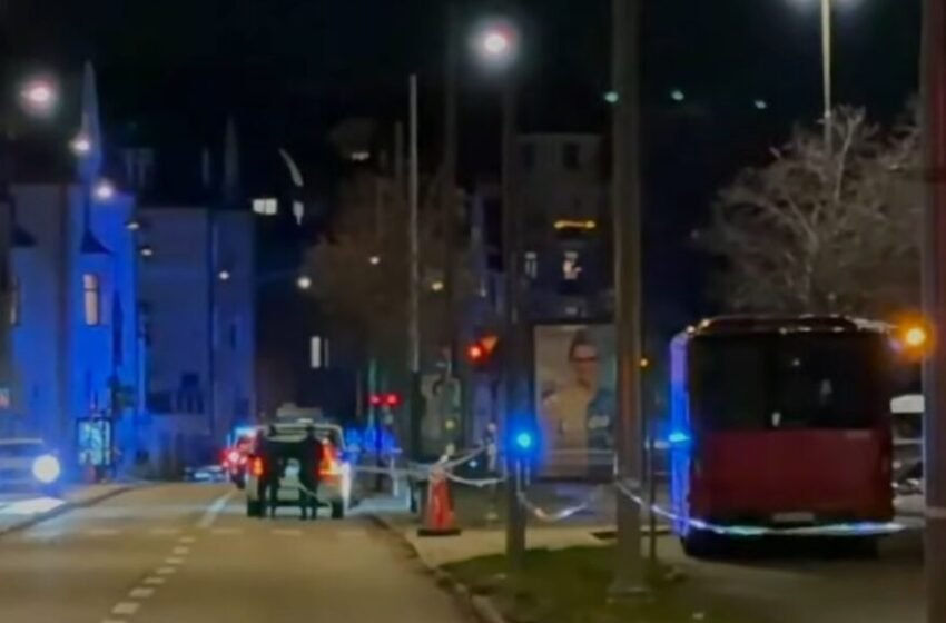  Тројца починати откако автобус удри во станица во Стокхолм